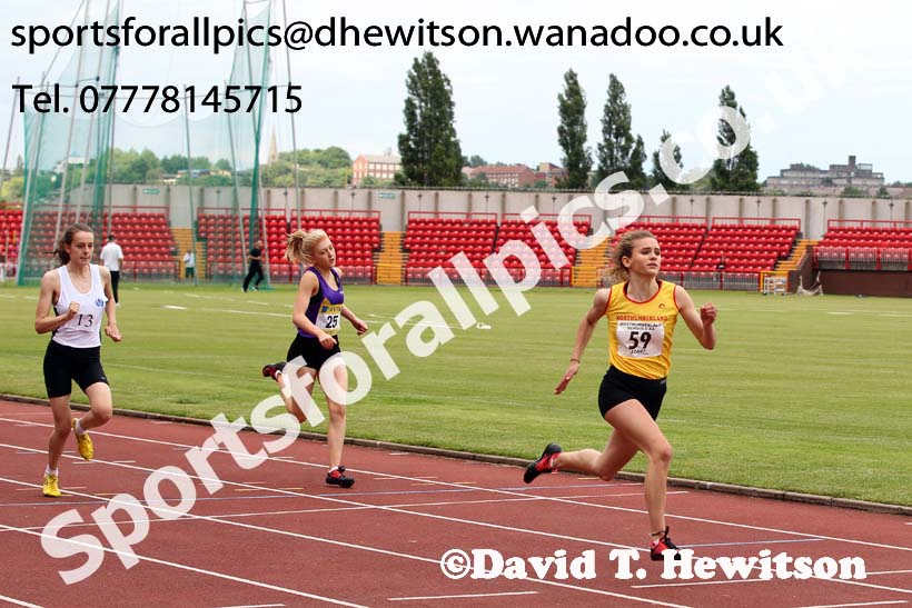 Girls 200 metres, Northern Inter-County Schools, Gateshead International Stadum. Photo: David T. Hewitson/Sports for All Pics